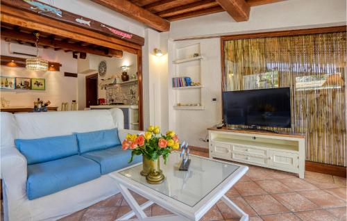 Μια τηλεόραση ή/και κέντρο ψυχαγωγίας στο Awesome Home In Castiglione Della Pesc