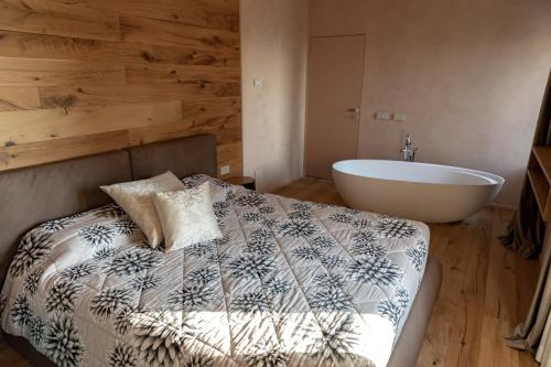 Postel nebo postele na pokoji v ubytování Eremus Relais