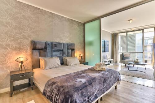a bedroom with a large bed in a room at Harbour Bridge 1 Bedroom in Waterfront Precinct in Cape Town