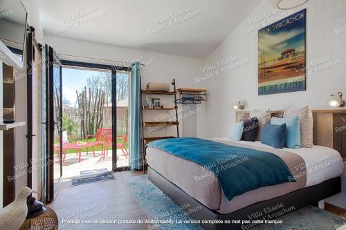 una camera da letto con un letto e un balcone di Gite Villa Elisaia location de meublés de tourisme chez l'habitant ad Arès