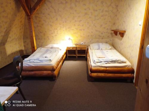 Ένα ή περισσότερα κρεβάτια σε δωμάτιο στο Agroturystyka Ziemowit Karkonosze
