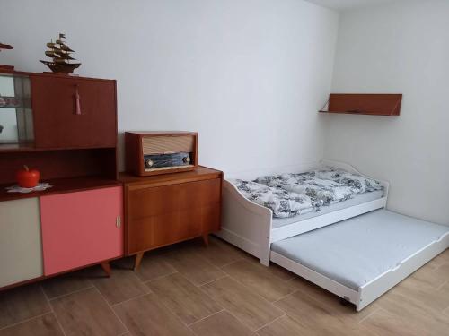 Tempat tidur dalam kamar di Rodinný penzion Mayer