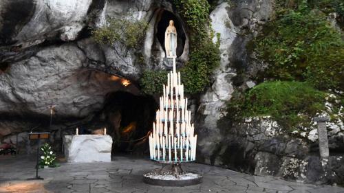 een standbeeld voor een grot met een grot bij Joli studio proche gare et centre ville in Lourdes