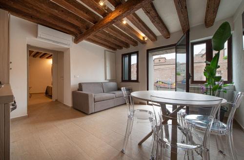 ヴェネツィアにあるVenice Campo del Ghetto Novo - Lovely apartment with canal viewのリビングルーム(テーブル、ソファ付)