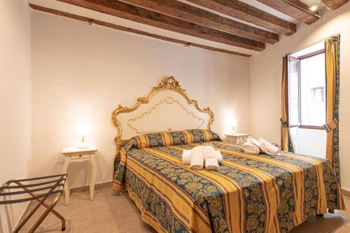 Una cama o camas en una habitación de Venice Campo del Ghetto Novo - Lovely apartment with canal view