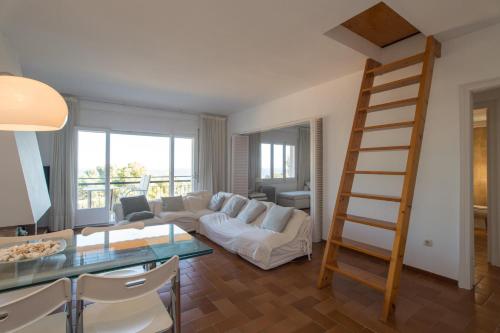 ein Wohnzimmer mit einer weißen Couch und einer Leiter in der Unterkunft AW-2 CALELLA DE PALAFRUGELL 6Pax in Calella de Palafrugell