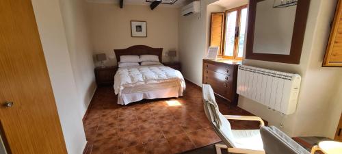 マルトスにあるCasa el Castanoのベッドルーム1室(ベッド1台、ドレッサー付)