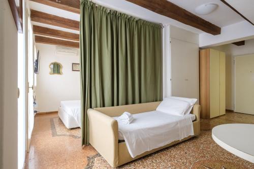 Säng eller sängar i ett rum på Frassinago Suites-BolognaRooms