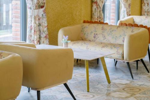 a living room with chairs and a couch and a table at Hotel Cerro La Nina in Beceña