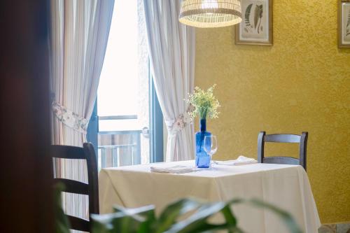 a table with a vase of flowers on it at Hotel Cerro La Nina in Beceña