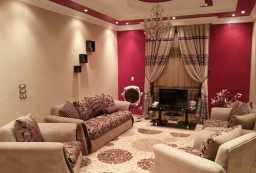 sala de estar amplia con sofás y TV en City Square Gate 4 - Ultra Apartment - Full Sea View en Alexandría