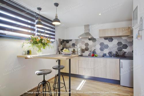 una cucina con bancone e sgabelli di Gite Villa Elisaia location de meublés de tourisme chez l'habitant ad Arès