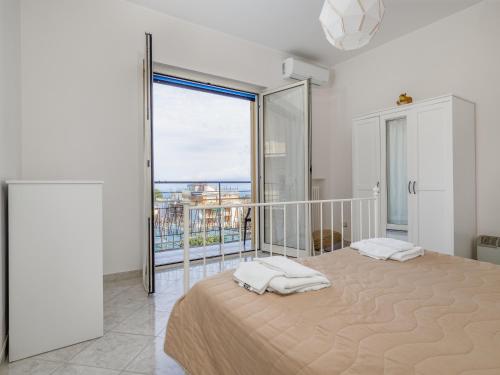 sypialnia z łóżkiem i dużym oknem w obiekcie YourHome - Corso Italia Apt in Sorrento w Sorrento