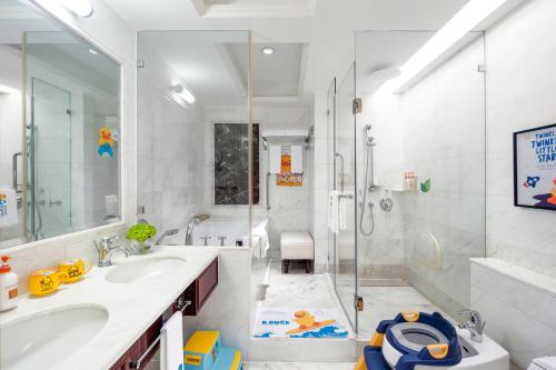 a bathroom with a shower and a sink and a tub at Crowne Plaza Hotel & Suites Landmark Shenzhen by IHG - Nearby Luohu Border, Indoor heated swimming pool, Complimentary Welcome Drink in Shenzhen