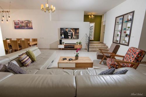 Ruang duduk di SOL Villa Loca