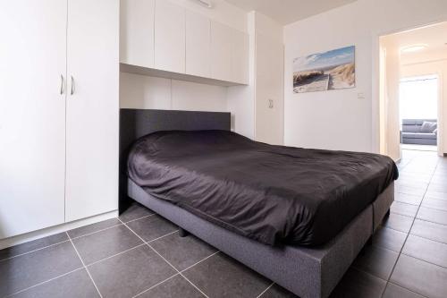 um quarto com uma cama grande em um quarto em Appartement Ann em Blankenberge