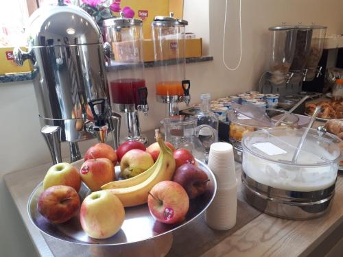 a bowl of apples and bananas on a counter at Hotel Corso in Orvieto