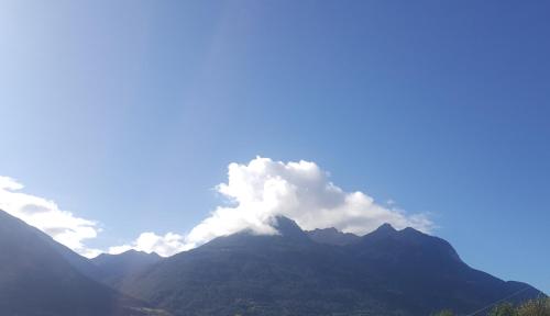 a blue sky with clouds over a mountain range at Studio sympa avec terrasse , maxi 4 pers.Briançon in Briançon