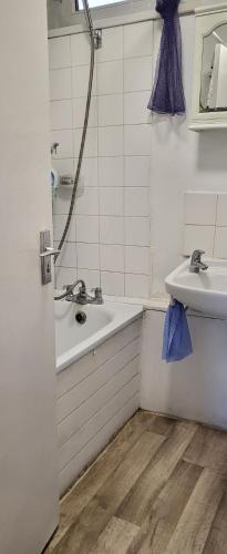 Bilik mandi di Double room in a cosy flat in Tooting