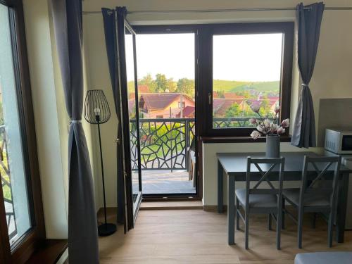 Balkón nebo terasa v ubytování Apartmány Zaky