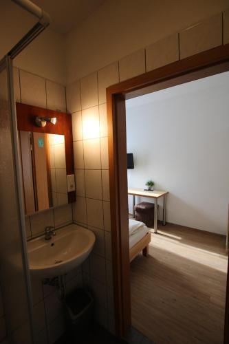 Um banheiro em A.B. Hotel