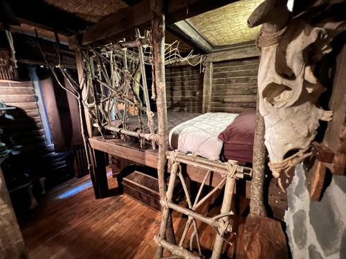 una camera con un letto in una baita di tronchi di Insomnia Hotel a Berga
