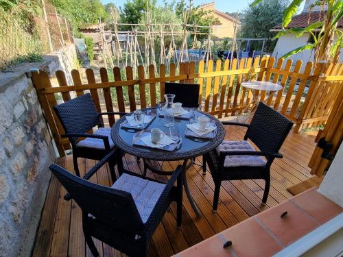 un patio con mesa y sillas en una terraza en La petite Luciole entre mer et montagne., en Cagnes-sur-Mer