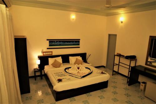 Un pat sau paturi într-o cameră la Dhigurah Beach Inn