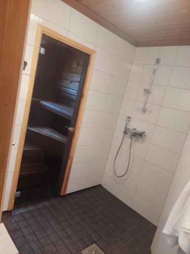 y baño con ducha a ras de suelo. en Villa Aleksi with Sauna, en Rovaniemi