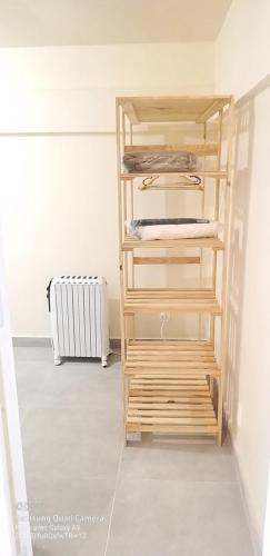 Habitación con armario con estanterías de madera. en Appartement une chambre proche PARIS, en Argenteuil