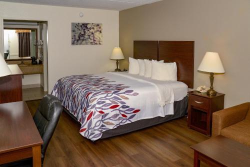 Un pat sau paturi într-o cameră la Red Roof Inn Tallahassee East