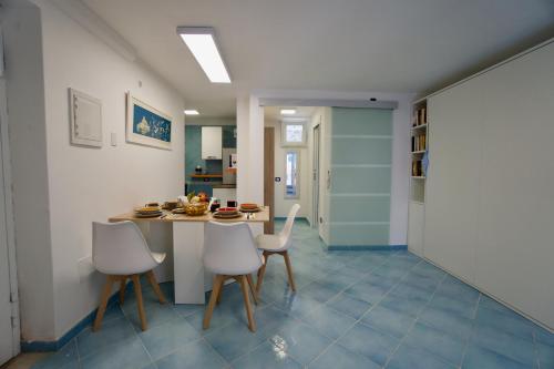 een keuken met een tafel en stoelen in een kamer bij Jack Apartment Ischia Ponte in Ischia