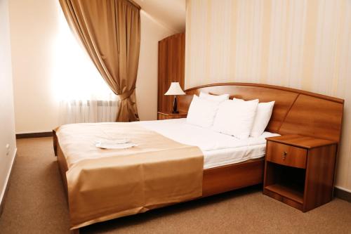 Кровать или кровати в номере Best Western Bohemian Resort