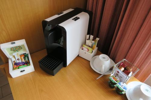 a printer sitting on top of a wooden table at L'Union B&B - Chambres d'hôtes in Tramelan