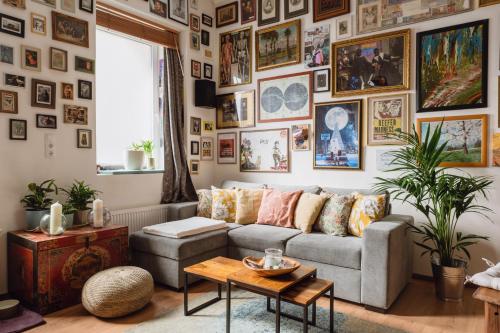 een woonkamer met een bank en een muur met foto's bij The Gallery No.4 in Wenen