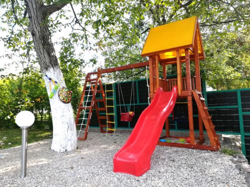 Ein Kinderspielbereich in der Unterkunft Riverside Buna - Mostar