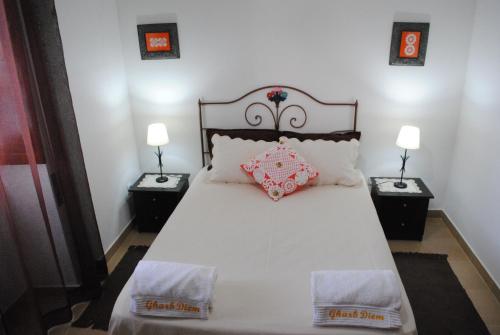 Säng eller sängar i ett rum på Apartamentos Gharb Diem