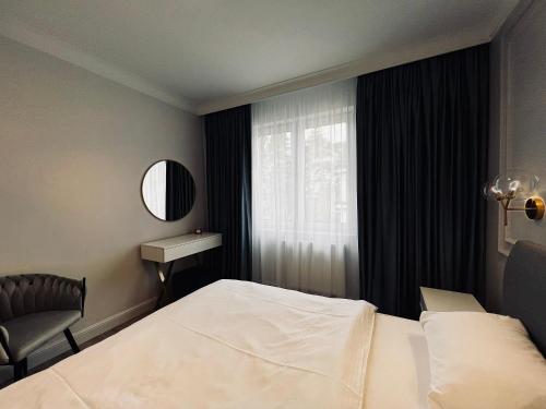 a hotel room with a bed and a window at Double Rest in Jastrzębia Góra