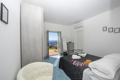 - une chambre avec un lit, un miroir et l'océan dans l'établissement Villa Euriclea, à Praiano