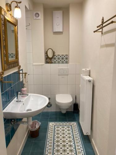 a bathroom with a sink and a toilet at Schatztruhe - Ferienwohnung in Maring-Noviand