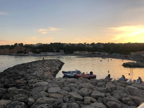 un groupe de personnes nageant dans un corps d'eau dans l'établissement Studio de la plage, à Carry-le-Rouet