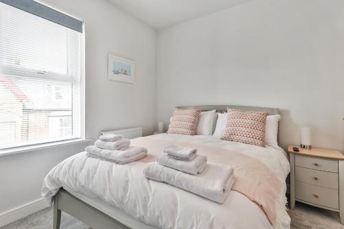 a bedroom with a bed with towels on it at Finest Retreats - Belle House, Apt 5 in Filey