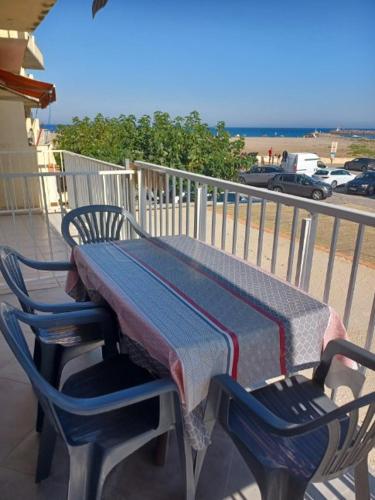 Μπαλκόνι ή βεράντα στο Superbe appartement avec vue sur le port et plage