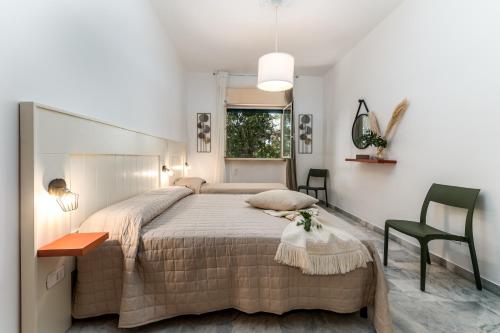 une chambre avec un grand lit et une fenêtre dans l'établissement Villa Coralia a 20mt dalle spiagge, à Torre Santa Sabina