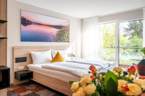Hotel Müllers-Weiden tesisinde bir odada yatak veya yataklar