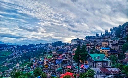 um grupo de edifícios em uma colina em uma cidade em DukeRaj Homestay em Darjeeling