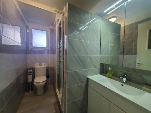 Kúpeľňa v ubytovaní Port FREJUS T2 58m2 climatise avec terrasse, parki