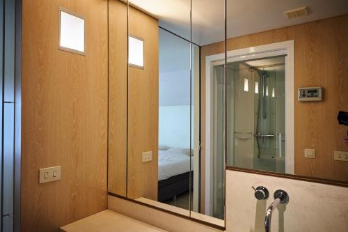 a bathroom with a mirror and a sink at Casa Jacaranda in Westvleteren