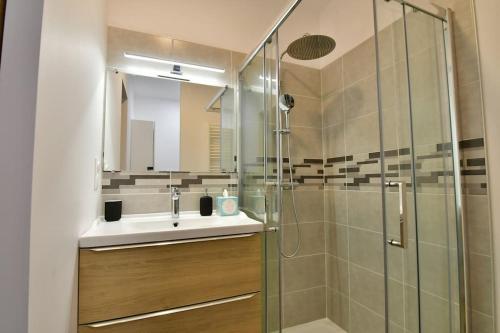 a bathroom with a sink and a shower at Le 46 - T2 rénové, confortable proche centre-ville in Montluçon