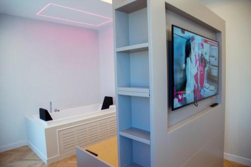 a room with a tv in a wall with shelves at Hotel Ristorante Aeclanum in Mirabella Eclano